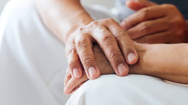 Büyük anne ve büyük babayı destekleyen yaşlı kadının el ele tutuşması, büyük babaya destek olması, empati kurması, yaşlı evli büyükanne ve büyükbaba çiftin birlikte yaşaması...