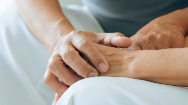 Büyük anne ve büyük babayı destekleyen yaşlı kadının el ele tutuşması, büyük babaya destek olması, empati kurması, yaşlı evli büyükanne ve büyükbaba çiftin birlikte yaşaması...