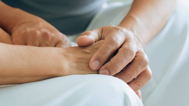 Büyük anne ve büyük babayı destekleyen yaşlı kadının el ele tutuşması, büyük babaya destek olması, empati kurması, yaşlı evli büyükanne ve büyükbaba çiftin birlikte yaşaması...