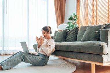 Asyalı bir kadının kazanmasını ya da bilgisayar laptopunda ecommerce alışveriş teklifi almasını kutlayan komik bir coşku. Heyecanlı mutlu kız kazanan başarıyı kutlayan deftere bakıyor.