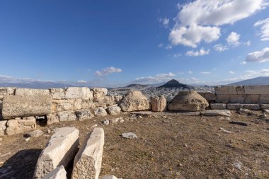 Güneşli bir günde Akropolis tepesinden Lycabettus Dağı ve şehrin ufuk çizgisi, Atina, Yunanistan. 