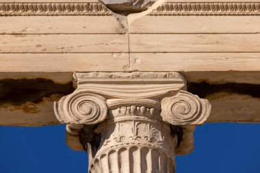 Yunanistan 'ın Akropolis kentindeki Athena Polias Tapınağı. Mavi gökyüzünün arkaplanındaki İyonik biçim sütunlarının ayrıntıları