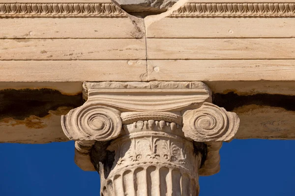 エレキオン アテネのアクロポリスのアテネのポリアス神殿 ギリシャ 青空を背景にしたイオニア式円柱の詳細 — ストック写真