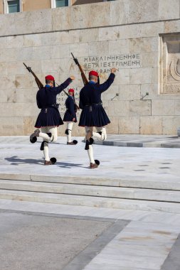 Atina, Yunanistan - 19 Ekim 2022: Yunan Parlamentosu (Eski Kraliyet Sarayı) önünde Yunan askeri oluşumu temsilcisi Evzone 'nin Muhafızları Değiştirmesi.
