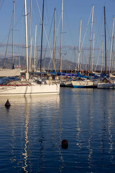 アテネ ピレウス ギリシャ 2022年10月18日 美しい晴れた日に係留ヨットとベイMikrolimanoのポートのビュー — ストック写真