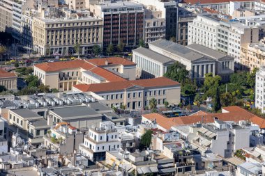 Atina, Yunanistan - 18 Ekim 2022: Kentin Lycabettus Dağı 'ndan gelen hava manzarası, Atina' nın en eski üniversitesi olan Atina Ulusal ve Kapodistrian Üniversitesi 'nin ana binası.