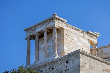 Propylaia 'daki Athena Nike Tapınağı, Yunanistan' ın Atina Akropolis kentinin anıtsal seremoni kapısı. Şehrin yukarısındaki kayalık yamaçta bulunan antik bir kale.