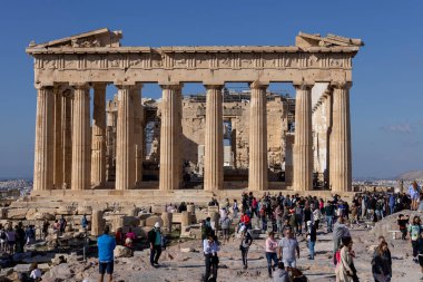 Atina, Yunanistan - 17 Ekim 2022: Atina Akropolü 'nde Parthenon önünde bir grup turist. Tapınak Tanrıça Athena 'ya adanmıştır.
