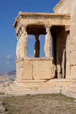 Yunanistan 'ın Akropolis kentindeki Athena Polias Tapınağı. Bakirelerin verandası, sütun heykelleri.
