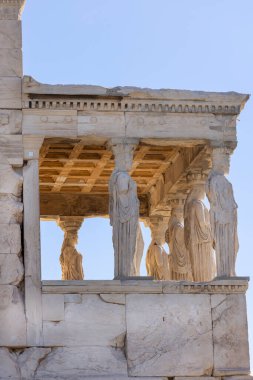 Yunanistan 'ın Akropolis kentindeki Athena Polias Tapınağı. Bakirelerin verandası, sütun heykelleri.
