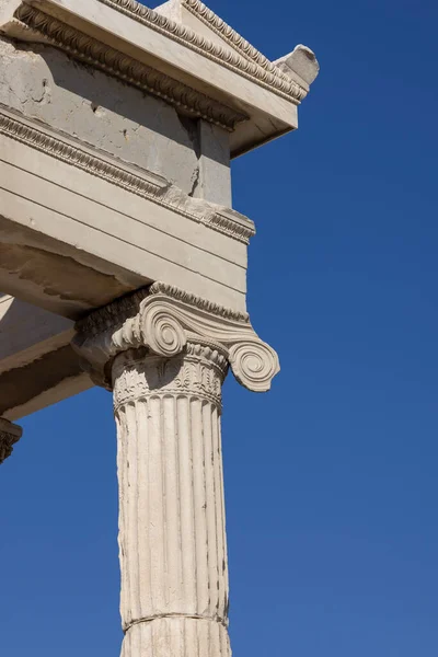 希腊雅典卫城雅典娜 波利亚斯神殿的启示录 蓝天背景下离子柱的详细信息 — 图库照片