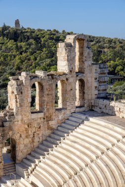 Yunanistan 'ın Atina kentindeki Akropolis Tepesi' nin güney yamacında yer alan antik Yunan tiyatrosunun kalıntıları. Felsefe Anıtı İlham Tepesi