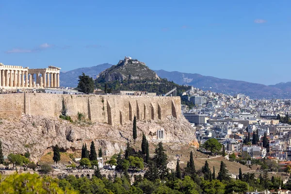 アテネ ギリシャ 2022年10月17日 ムーズ ヒルから青空を背景にアテネのアクロポリスの景色 遠くに街の空中ビューとマウントLycabettus — ストック写真