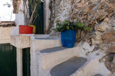 Anafiotika, Atina 'nın manzaralı küçük bir mahallesi, tarihi Plaka bölgesinin bir parçası, dar sokaklar, Atina, Yunanistan. Akropolis 'in eteklerindeki geleneksel bir köydür.