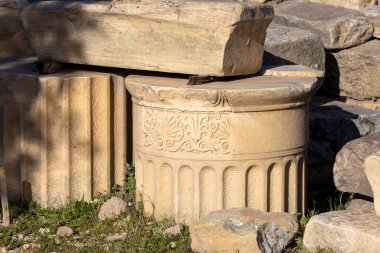Yunanistan 'ın başkenti Atina' da Akropolis 'i rahatlatmakla süslenmiş antik bir sütun kalıntıları. 