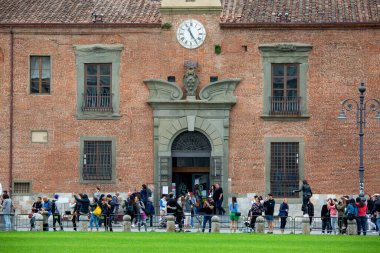 Pisa, İtalya - 13 Mayıs 2019: Piazza del Duomo 'daki Sinopie Müzesi önünde turistler. 14. yüzyıldan kalma, mezarlıktan restore edilmiş freskleri olan bir bina.
