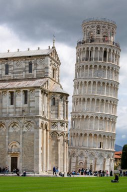 Pisa, İtalya - 13 Mayıs 2019: Pisa Kulesi ve Pisa Katedrali'nin manzarası, kulenin tepesindeki insanlar, Piazza del Duomo