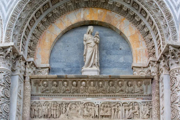 Pisa Itália Maio 2019 Portal Decorativo Acima Entrada Principal Batistério — Fotografia de Stock