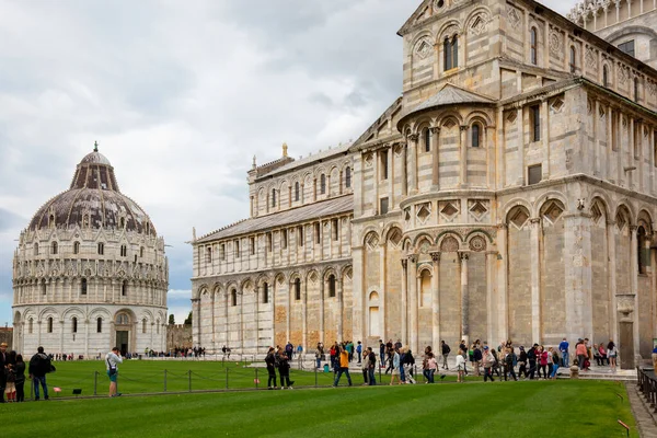 Pisa Itálie Května 2019 Turisté Piazza Del Duomo Před Katedrálou — Stock fotografie