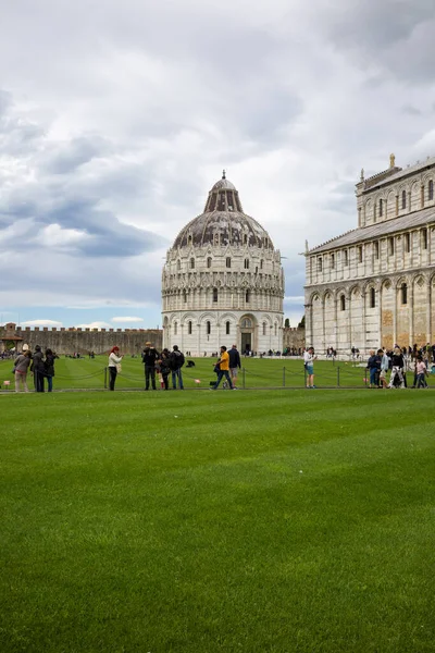 Pisa Itálie Května 2019 Turisté Piazza Del Duomo Před Pisa — Stock fotografie