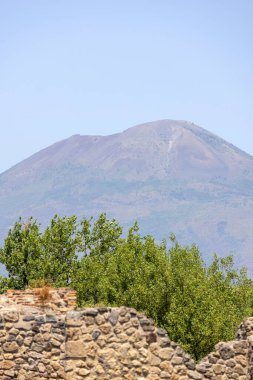 İtalya 'nın Pompeii kenti, Napoli yakınlarında MS 79' da Vesuvius volkanının patlaması sonucu yok olan antik bir şehrin kalıntıları. Arka planda Vezüv Dağı
