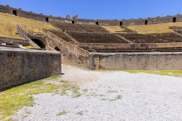 2021年6月26日 意大利那不勒斯庞培 关于被公元79年维苏威火山喷发掩埋的庞培剧场的观点 它是现存最古老的罗马圆形剧场 — 图库照片