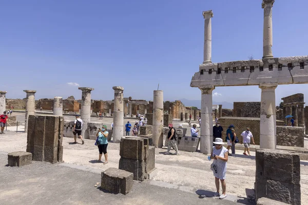 2021年6月26日 意大利那不勒斯庞培 与大教堂入口的庞培论坛 Forum Pompeii 公元79年那不勒斯附近的维苏威火山喷发摧毁了一座古城的废墟 — 图库照片