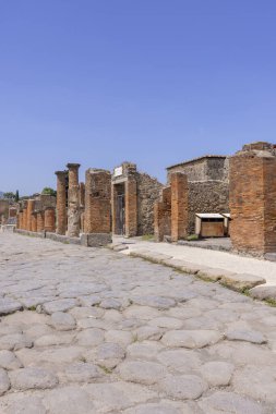 İtalya 'nın Pompeii kenti, Napoli yakınlarında MS 79' da Vesuvius volkanının patlaması sonucu yok olan antik bir şehrin kalıntıları. Şehir sokaklarından birinin manzarası