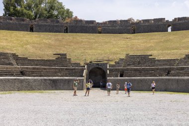 Pompeii, Napoli, İtalya - 26 Haziran 2021: M.S. 79 'da Vesuvius volkanı patlaması ile gömülen Pompeii amfitiyatrosuna bakın. Hayatta kalan en eski Roma amfitiyatrosudur.