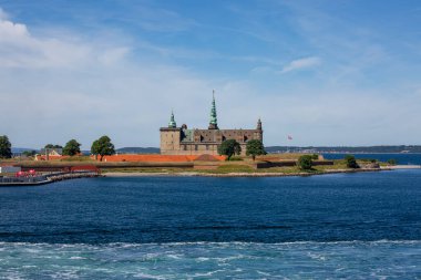Helsingor, Danimarka - 23 Temmuz 2019: Öresund Boğazı üzerindeki Ortaçağ Kronborg Şatosu. Kuzey Avrupa 'daki en önemli Rönesans kalelerinden biridir.