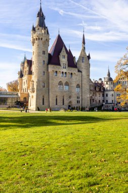 Moszna, Opole, Polonya - 12 Kasım 2022: 17. yüzyıl Moszna Şatosu, Yukarı Silezya 'nın batısındaki en bilinen anıtlardan biri olan küçük bir köydeki tarihi şato ve ikamet yeri