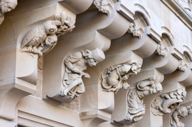 Moszna, Opole, Polonya - 12 Kasım 2022: 17. yüzyıl Moszna Kalesi, tarihi şato ve konut, Yukarı Silezya 'nın batı kesiminin en tanınmış eserlerinden biri, ön cephesinde dekoratif oymalar