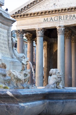 Roma, İtalya - 8 Ekim 2020: Pantheon, antik Roma tapınağı, 2nci yüzyıl kampüs binası. Mısır dikilitaşlı Barok Panteon Çeşmesi