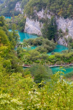 Plitvice Gölleri, Hırvatistan - 2 Eylül 2019: Plitvice Gölleri Ulusal Parkı, doğanın bir mucizesi, tahta köprüde yürüyen turistler