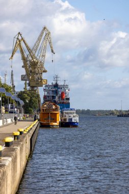 Szczecin, Polonya - 16 Eylül 2022: Odra Nehri üzerinde Chrobrego Bulvarı, Szczecin ve Szczecin Tersanesi 'nin vinçli manzarası