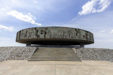 Majdanek; Lublin; Polonya - 25 Mayıs 2022: Majdanek toplama ve imha kampı (Konzentrationslager Lublin), Mausoleum manzaralı. 1944 'te kampın kurtuluşundan sonra toplanan küller ve yakılan kurbanların kalıntıları var..