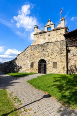 Nowy Sacz, Polonya - 30 Ağustos 2022: Dunajec Nehri üzerindeki Ortaçağ Nowy Sacz Şatosu. Kale 14. yüzyılda Kral Büyük Casimir tarafından inşa edildi. 