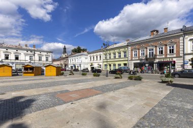 Nowy Sacz, Polonya - 30 Ağustos 2022: Güneşli bir günde Pazar Meydanı manzarası. Polonya 'nın güneyinde, Güney Voyvoda' da bir şehirdir.