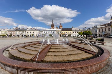 Nowy Sacz, Polonya - 30 Ağustos 2022: çeşmeli Pazar Meydanı manzarası. Polonya 'nın güneyindeki Küçük Voyvoda' da bir şehirdir. Arka planda St. Malgorzata Kolej Bazilikası 'nın kuleleri var.