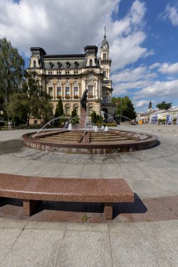 Nowy Sacz, Polonya - 30 Ağustos 2022: Market Meydanı 'ndaki belediye binasının görüntüsü. Neo-rönesans ve neo-barok tarzında eklektik bir yapıdır.