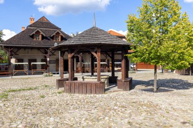 Nowy Sacz, Polonya - 30 Ağustos 2022: 19. ve 20. yüzyılın başından itibaren Galiçya 'nın küçük bir kasabasının yeniden inşası, ahşap evler, pazar meydanı ve belediye binası, Sadecki Ethnographic Park