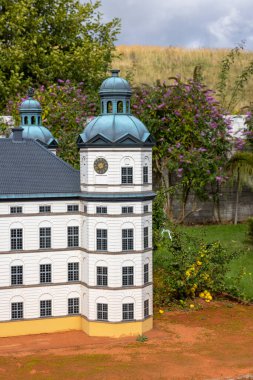 Miedzyzdroje, Polonya - 15 Eylül 2022: Baltık Minyatür Parkı, İsveç 'teki Barok Skokloster Şatosu' nun 1: 25 ölçeğinde küçük bir kopya