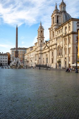 Roma, İtalya - 9 Ekim 2020: 17. yüzyıl Dört Nehir Çeşmesi (Nil, Tuna, Ganj, Rio de la Plata) ve Obelisco Agonale ile Piazza Navona