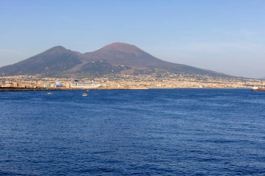 Vezüv Dağı 'nın manzarası ve kıyıları ve Tyrhenian Denizi, Napoli, İtalya limanı.