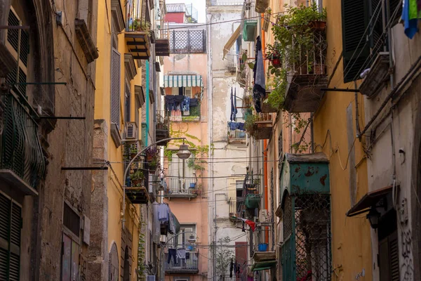 Naples Italy June 2021 Typical Italian Cityscape Colorful Buildings Narrow — Stock Photo, Image