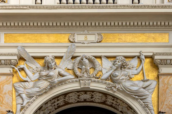 2021年6月27日 意大利那不勒斯 19世纪的加利娅 翁贝托一世 Galleria Umberto 复兴购物中心 带有钢制和玻璃屋顶 墙壁上有浮雕 那是个公共购物中心 图库照片