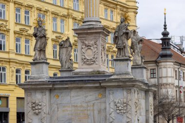 Brno, Çek Cumhuriyeti - 5 Mart 2023: 17. yüzyıl Veba Sütunu (Morovy sloup) Özgürlük Meydanı 'nda yer almaktadır. Salgının sona ermesinin anısına inşa edildi.