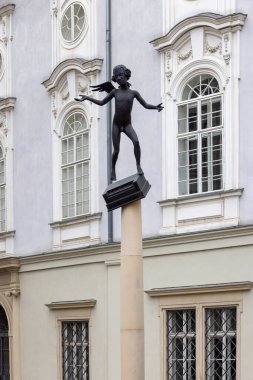 Brno, Çek Cumhuriyeti, Moravya - 5 Mart 2023: 11 Avusturyalı besteci Wolfgang Amadeus Mozart Zelny trh (lahana pazarı) heykeli. Küçük Mozart küçük bir kanadı olan bir piyanonun üzerinde duruyor.