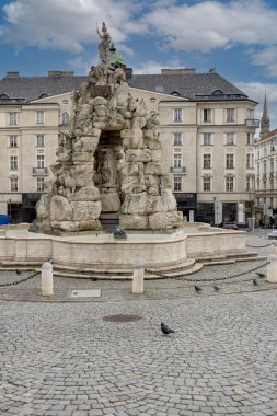 Brno, Çek Cumhuriyeti - 5 Mart 2023: 17. yüzyıl barok Parnas Çeşmesi Zelny trh meydanı (lahana pazarı). Birçok alegorik figür ve efsanevi hayvanlarla süslenmiştir.