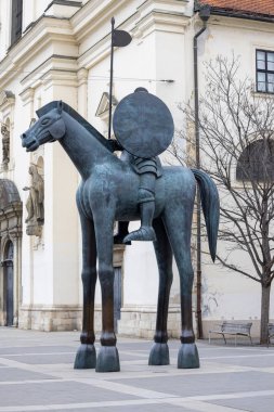 Brno, Çek Cumhuriyeti - 5 Mart 2023: St. Thomas Kilisesi 'nin önündeki Moravya Meydanı' nda Lüksemburg Margrave Jobst 'un Binicilik Heykeli. Heykel bir cesaret alegorisidir.